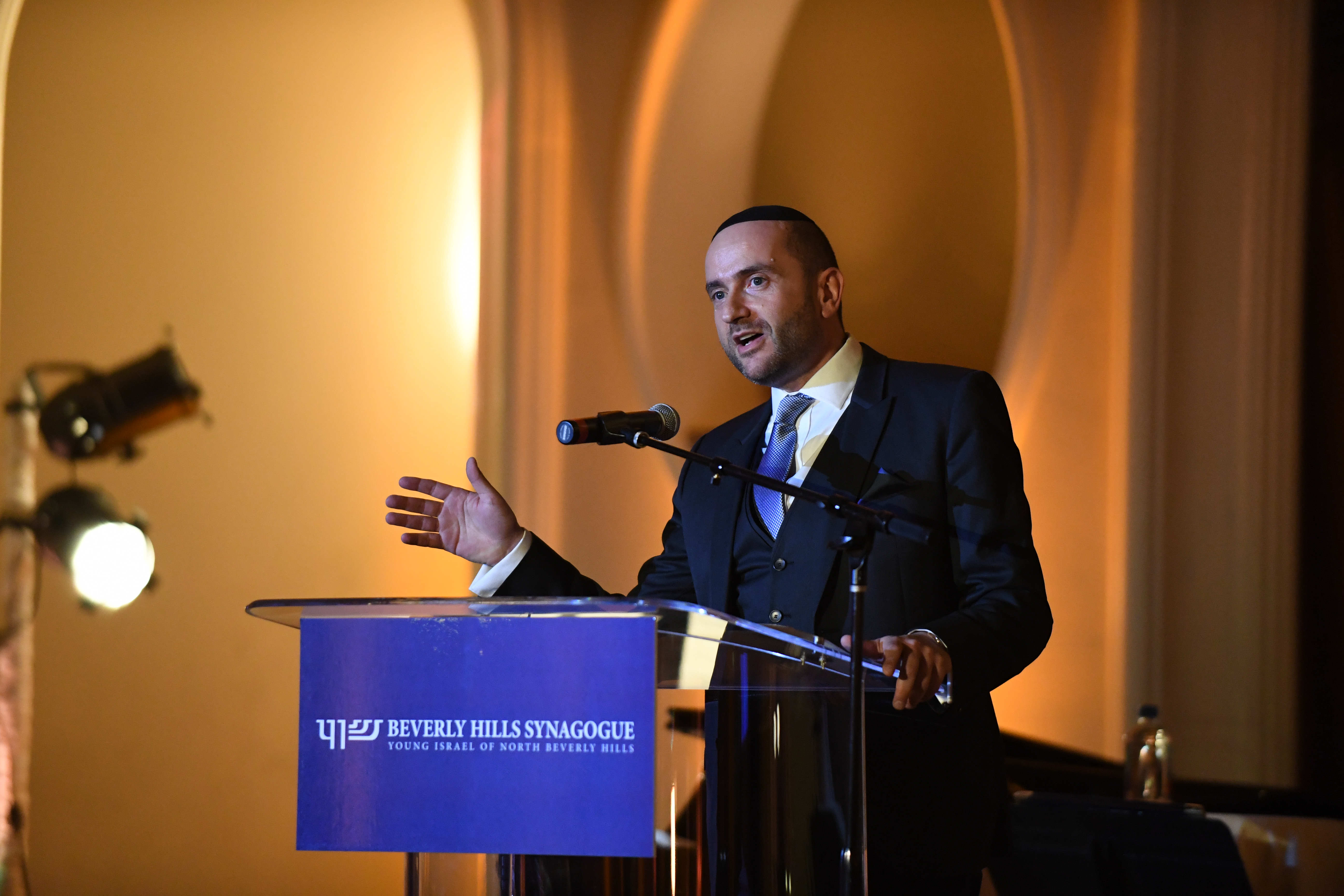 Rabbi Dunner addresses the Beverly Hills Synagoge Annual Gala honoring Irena and George Schaefer, Beverly Hills Hotel (03/26/2017)